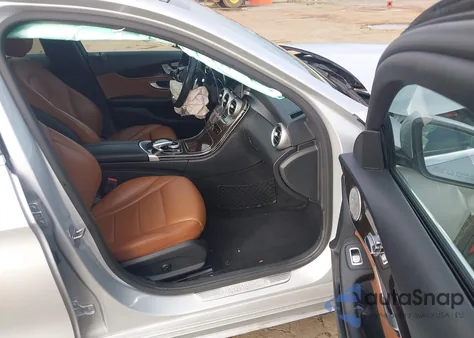 2019 Mercedes-Benz C 300 z USA, uszkodzony, nr VIN 55SWF8DB7KU282904